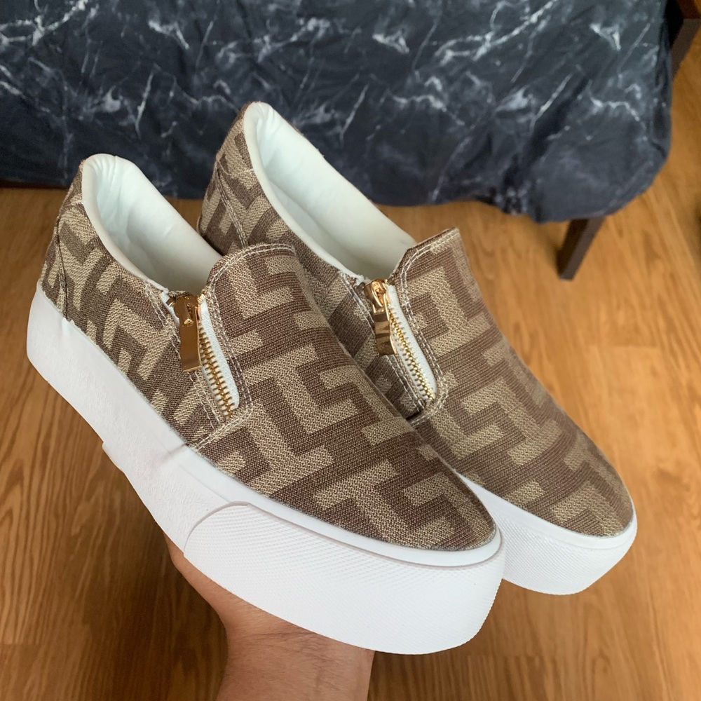 Jakalyn Flatform Slippers